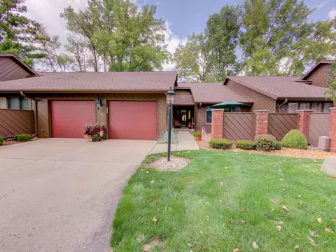 406 Peninsula Dr, Shelbyville, IN 46176