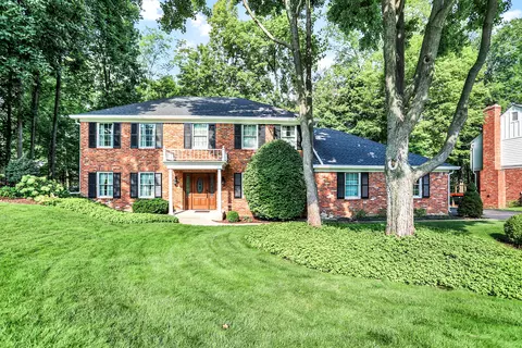 120 Spring Dr, Zionsville, IN 46077