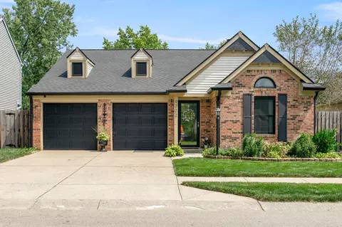 9722 Pine Ridge East Dr, Fishers, IN 46038