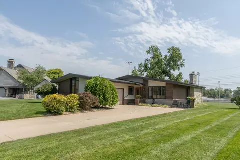 546 Robin Hood Dr, Seymour, IN 47274