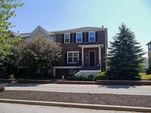 221 Manchester Dr, Zionsville, IN 46077