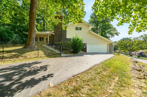689 Valley Dr, Martinsville, IN 46151