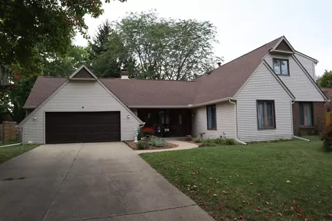3622 Mockingbird Dr, Columbus, IN 47203