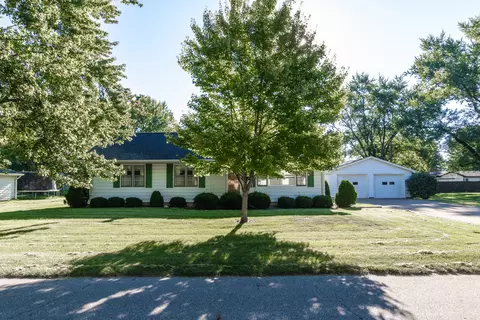 609 Redbud Ln, Greenfield, IN 46140