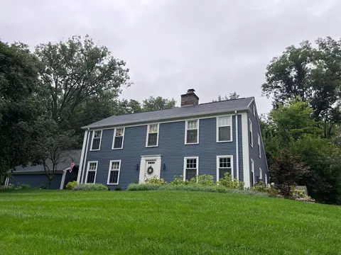 135 Raintree Dr, Zionsville, IN 46077