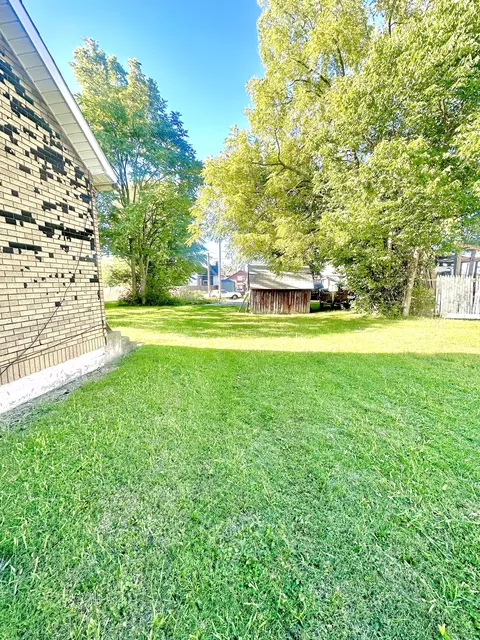 402 E 8th St, Muncie, IN 47302 photo 2