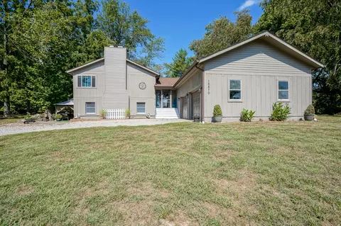15870 E Lake Shore Dr N, Hope, IN 47246