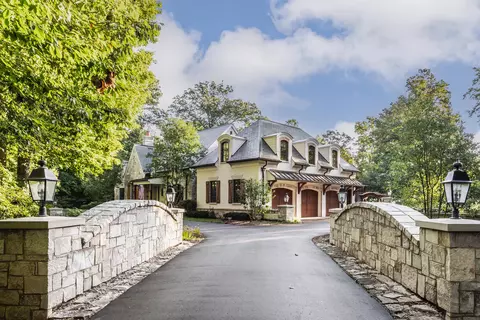 11555 Willow Springs Dr, Zionsville, IN 46077