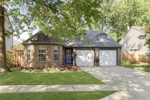 9739 River Oak Ln E, Fishers, IN 46038
