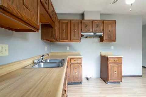 Kitchen - 182 Schaefer Ct N, Hope, IN 47246 photo 4 of 5