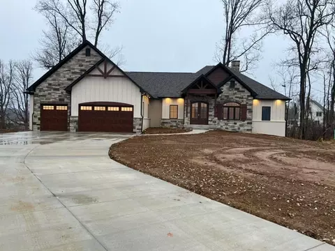 8170 N Twisted Oak Dr, Martinsville, IN 46151