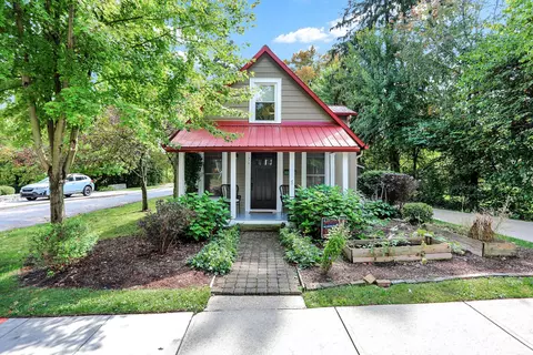 185 E Ash St, Zionsville, IN 46077