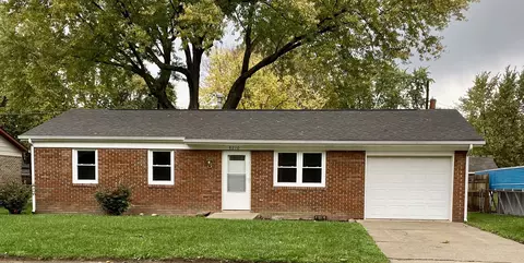 8210 W Fairview Dr, Yorktown, IN 47396