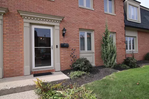 8514 Canterbury Sq W, Indianapolis, IN 46260