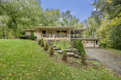 8490 Valley View Dr, Martinsville, IN 46151