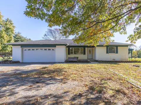 8095 W Sycamore Rd, Fairland, IN 46126