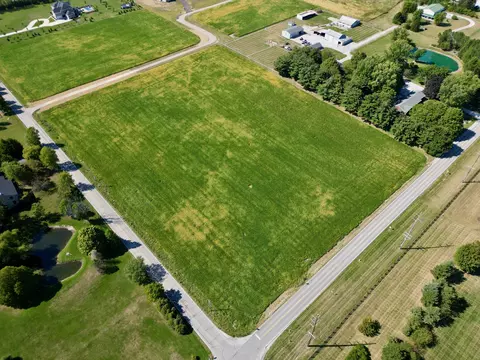 8480 Hunt Club Rd, Zionsville, IN 46077