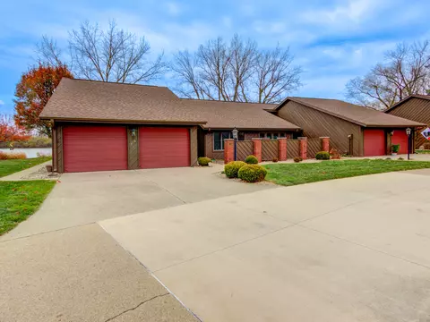 416 Peninsula Dr, Shelbyville, IN 46176