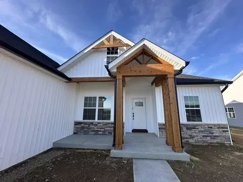 Exterior - 114 E Oak St, Roachdale, IN 46172 photo 2 of 11