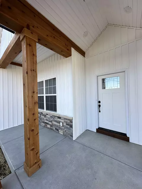 Exterior - 114 E Oak St, Roachdale, IN 46172 photo 3 of 11