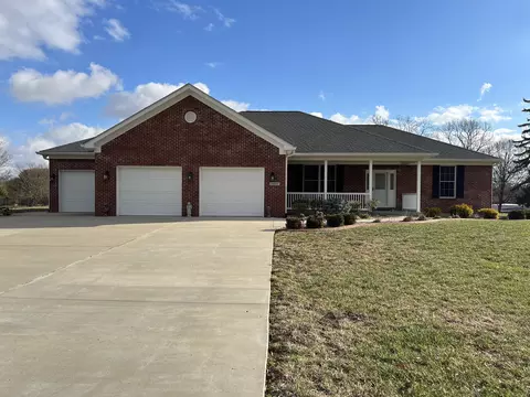 6490 Woods Edge Dr, Spiceland, IN 47385