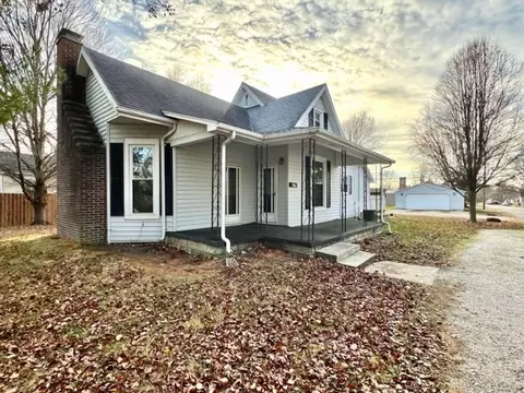 445 Locust St, Hope, IN 47246