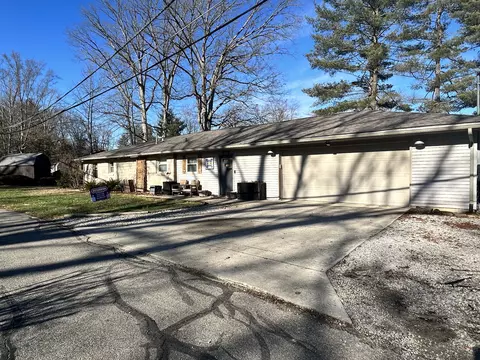 8642 W White Oak Ln, Columbus, IN 47201
