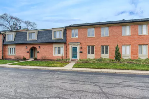 8526 Canterbury Sq W, Indianapolis, IN 46260