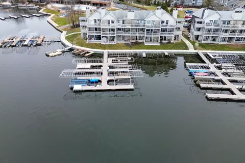 102 Clarendon Dr #315, Noblesville, IN 46062