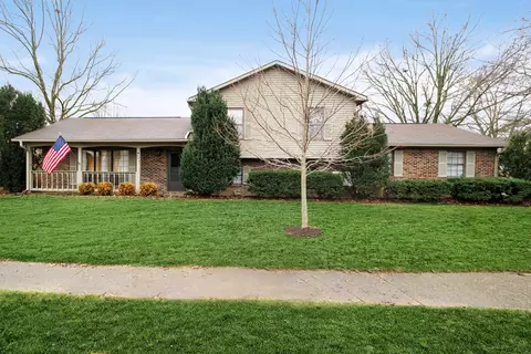 621 Colbarn Dr, Fishers, IN 46038
