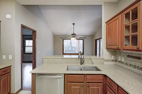 8669 Champions Dr, Indianapolis, IN 46256 photo 7