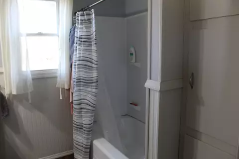 Bath - 203 E Central Ave, Spiceland, IN 47385 photo 2 of 3