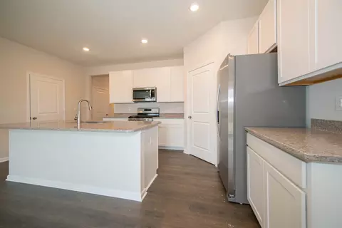 Kitchen - 613 Blarney Dr, Pendleton, IN 46064 photo 2 of 5