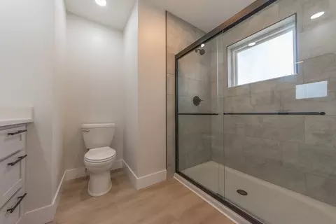 Bath - 2017 Irwin Dr, Columbus, IN 47201 photo 4 of 8