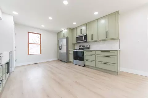 Kitchen - 2017 Irwin Dr, Columbus, IN 47201 photo 4 of 5