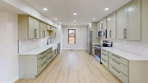 Kitchen - 2017 Irwin Dr, Columbus, IN 47201 photo 1 of 5