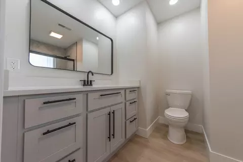 Bath - 2017 Irwin Dr, Columbus, IN 47201 photo 5 of 8