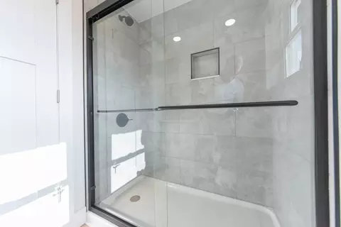 Bath - 2017 Irwin Dr, Columbus, IN 47201 photo 1 of 8