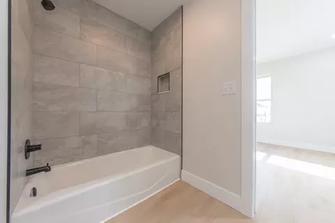 Bath - 2017 Irwin Dr, Columbus, IN 47201 photo 6 of 8