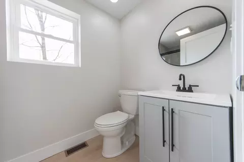 Bath - 2017 Irwin Dr, Columbus, IN 47201 photo 2 of 8