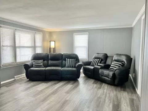 Living - 527 Scott St, Hope, IN 47246 photo 3 of 4