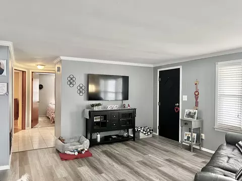 Living - 527 Scott St, Hope, IN 47246 photo 2 of 4