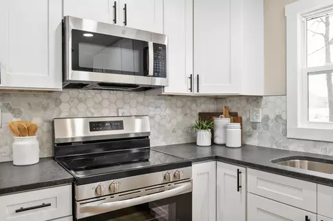 Kitchen - 127 E Michelle Ln, Pendleton, IN 46064 photo 4 of 5