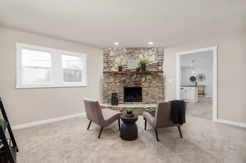 Living - 127 E Michelle Ln, Pendleton, IN 46064 photo 2 of 4
