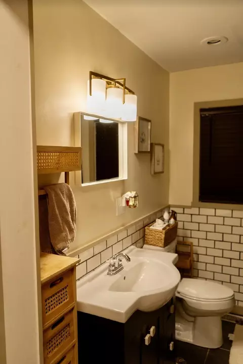 Bath - 1301 9th St, Covington, IN 47932 photo 1 of 3