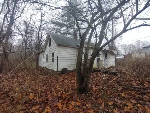 Exterior - 2458 E Knowles St, Clinton, IN 47842 photo 2 of 4