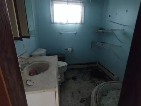 Bath - 2458 E Knowles St, Clinton, IN 47842 photo 1 of 1