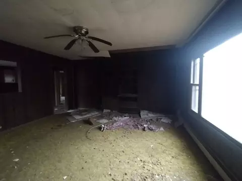 Living - 2458 E Knowles St, Clinton, IN 47842 photo 3 of 4