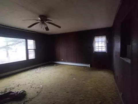 Living - 2458 E Knowles St, Clinton, IN 47842 photo 2 of 4