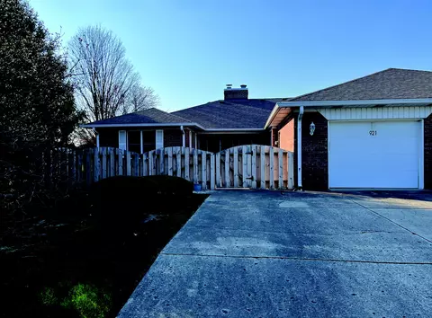 921 Whispering Trl, Greenfield, IN 46140